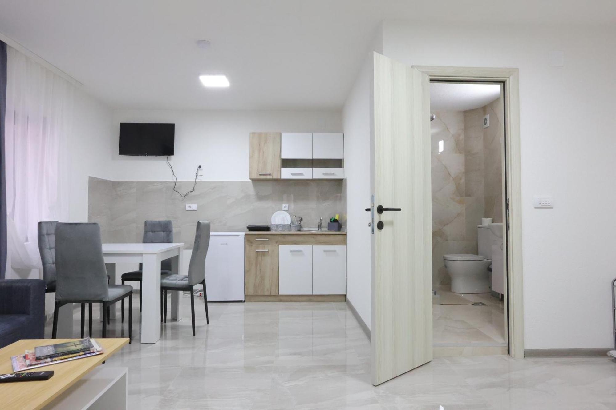 Ivan'S Guesthouse Paracin Bagian luar foto