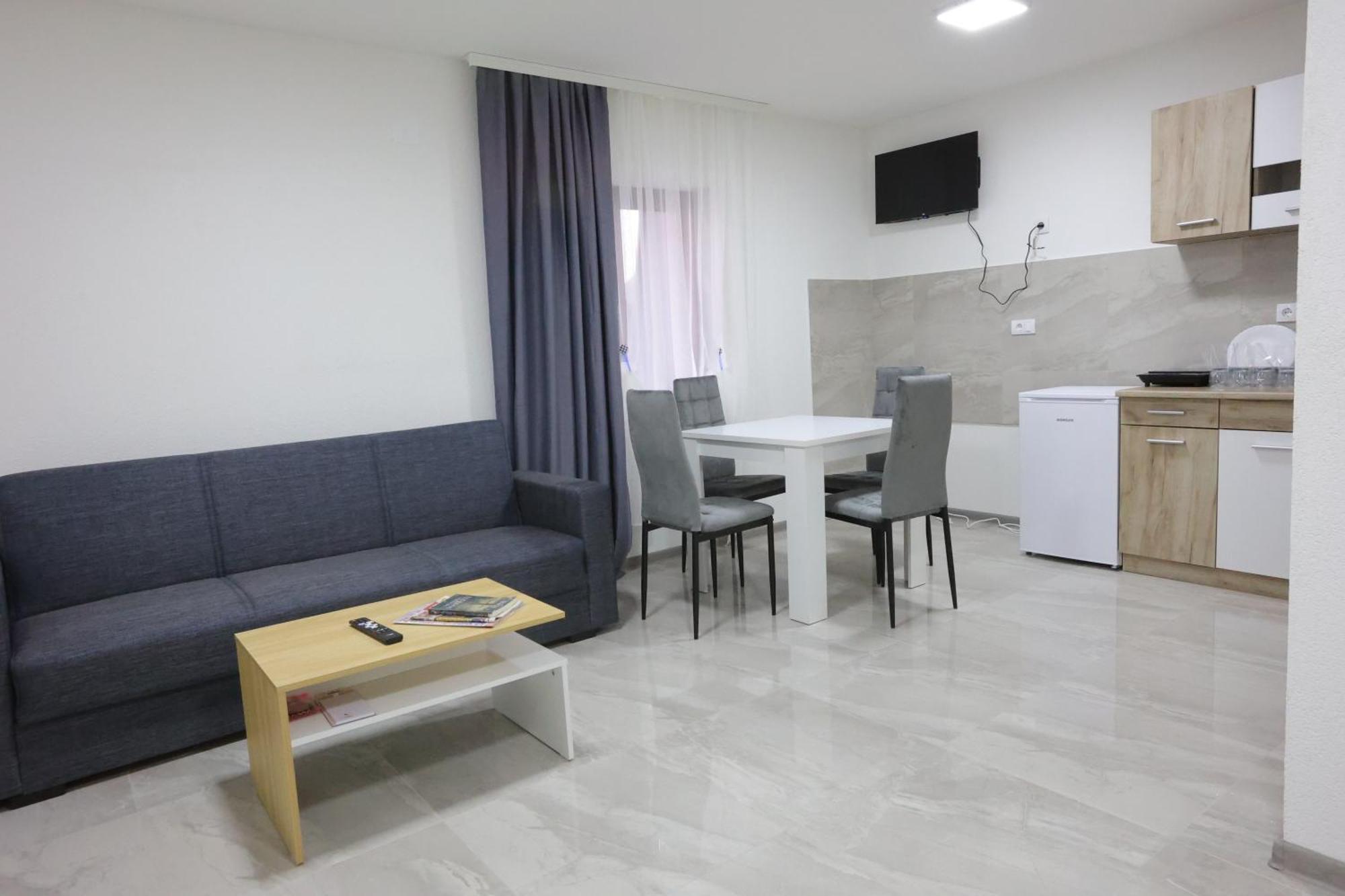 Ivan'S Guesthouse Paracin Bagian luar foto