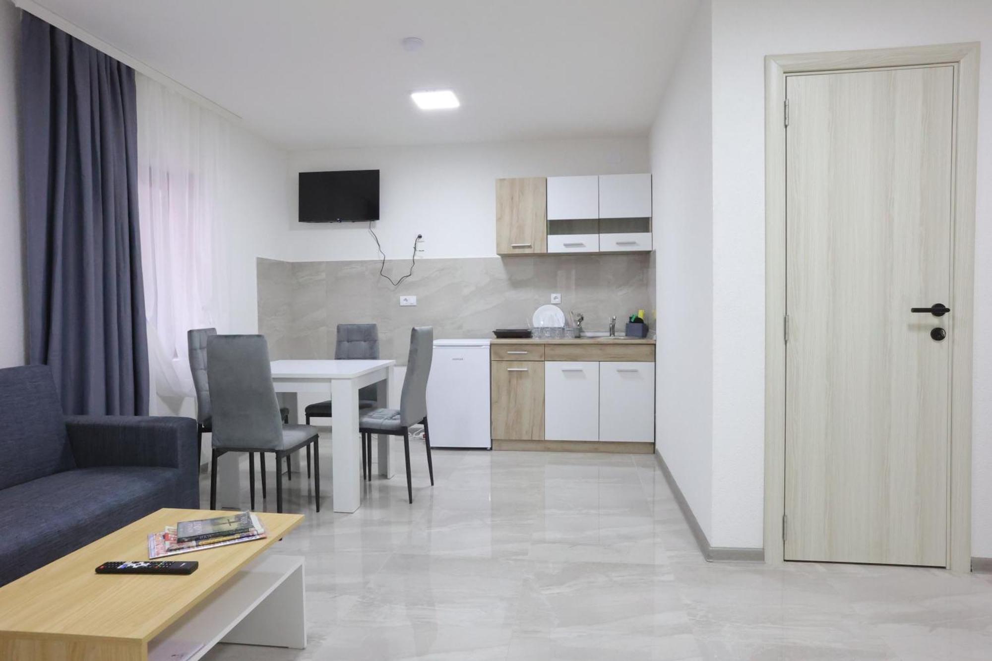 Ivan'S Guesthouse Paracin Bagian luar foto
