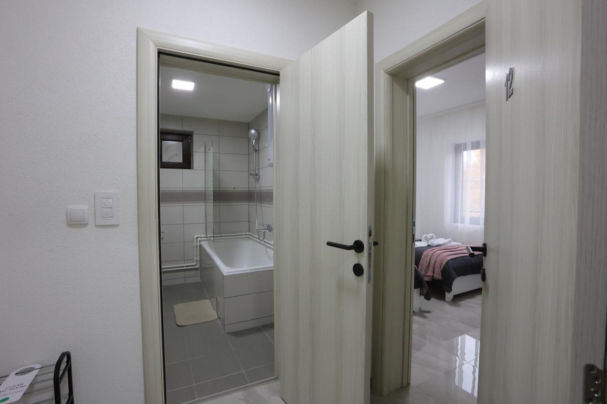 Ivan'S Guesthouse Paracin Bagian luar foto