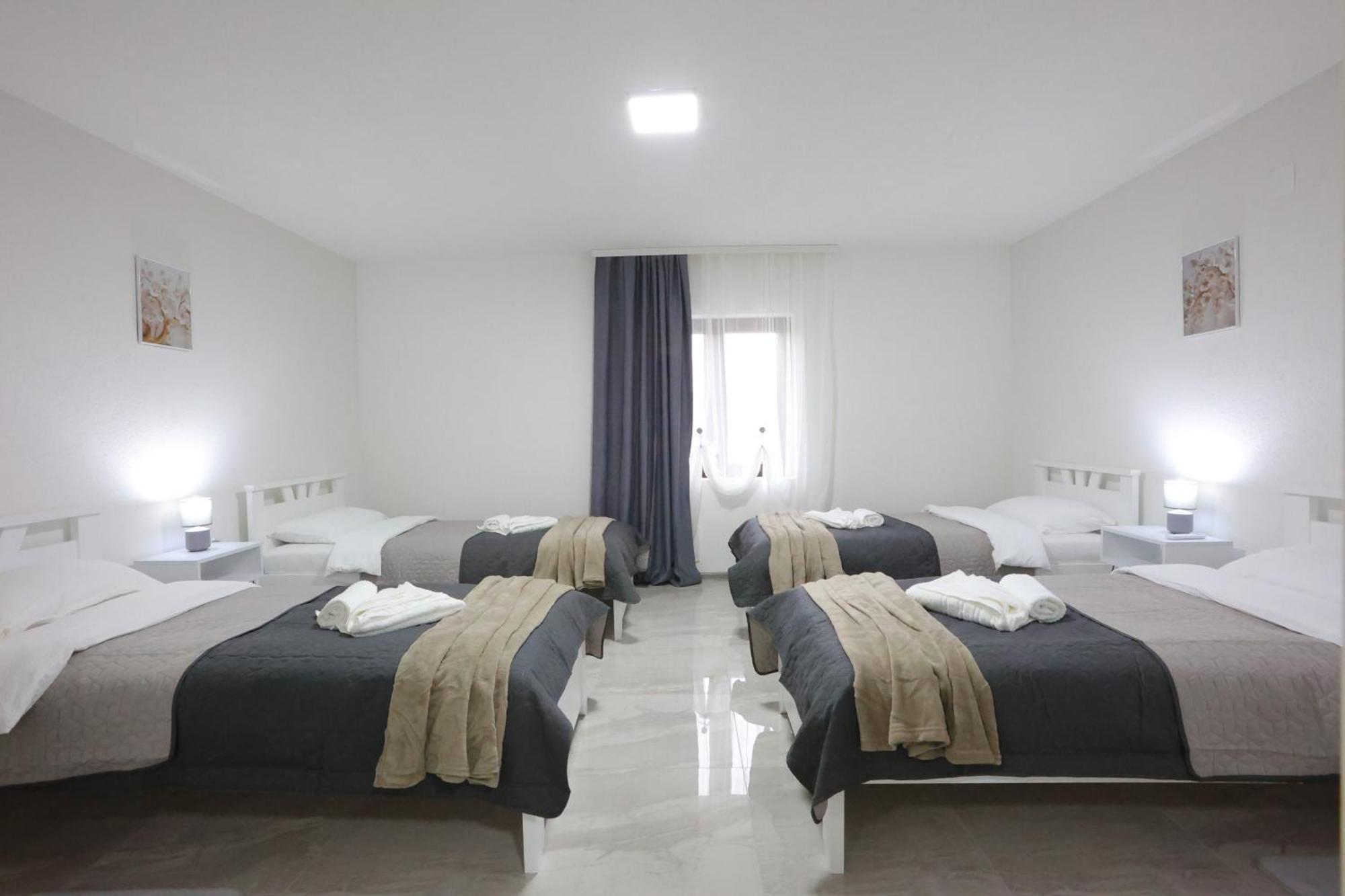 Ivan'S Guesthouse Paracin Bagian luar foto