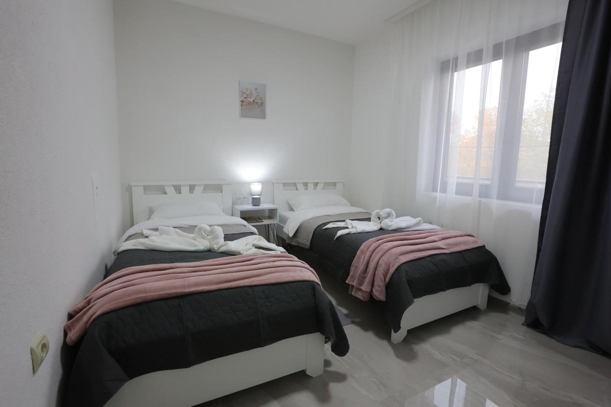 Ivan'S Guesthouse Paracin Bagian luar foto