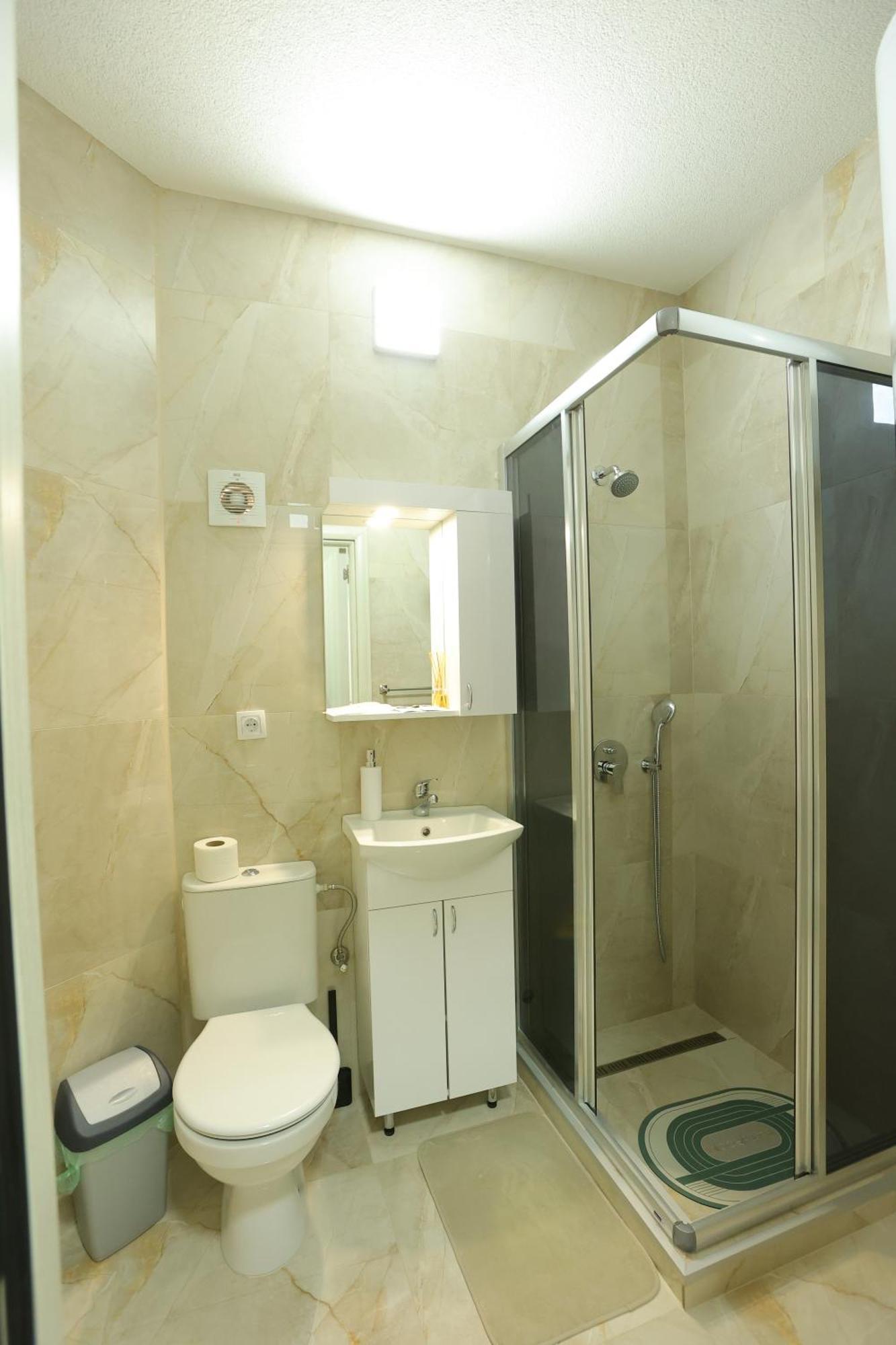 Ivan'S Guesthouse Paracin Bagian luar foto